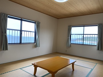 *【海側和室12畳】窓から外は青い海が広がります。