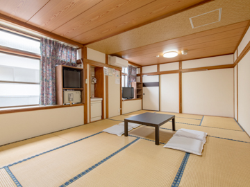 *【和室14畳】広々な客室タイプで、ファミリーやグループ旅行に最適。窓から明るい日差しが差込みます。