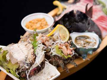 *【夕食一例/黒鯛の舟盛】プリプリした歯ごたえが特徴のクロダイをお刺身で贅沢に堪能！