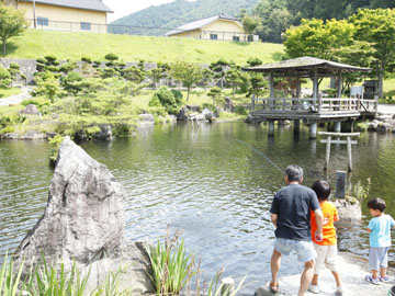 *【施設/遠野池】ニジマスやヤマメなどの釣りを楽しむことができます。