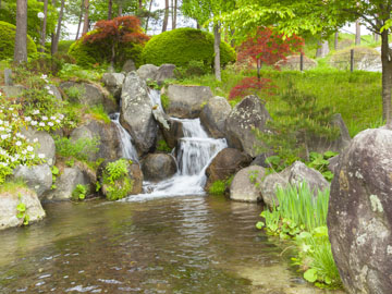 *【施設/散歩道】道沿いの日本池は、日本列島を形どった池です。