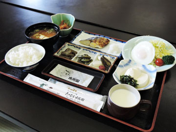 *【朝食全体例】風光明媚な自然をご覧になりながら、お食事を美味しく召し上がれます。