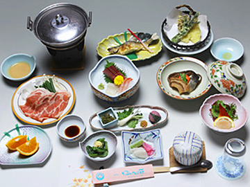 *お料理一例／日本海で獲れた魚介類を使った会席料理！
