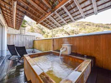 【*露天風呂付客室】良質な湯の山温泉をいつでも満喫。緑を眺めながら、爽やかな風を感じます。