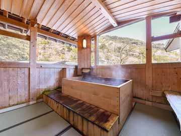 【*大浴場・露天風呂】男湯。木造の浴槽・畳敷きの床が風情たっぷり。
