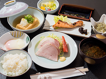 【*朝食】一例。焼鮭、角屋特製ハム、お味噌汁、御飯、お漬物など