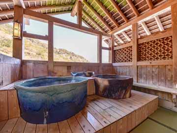【*大浴場・露天風呂】女湯。陶器の浴槽がふたつ。山々の景色を楽しみながらゆったり入れます。