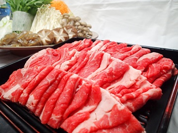 *やわらかい牛と地元野菜を煮込んだすき焼き