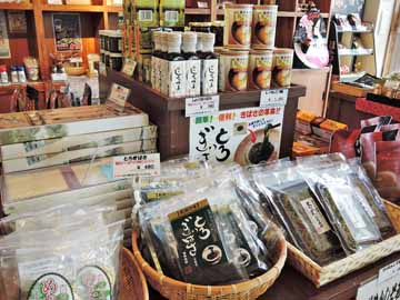 *売店/秋田をはじめ、東北のご当地土産各種を取り揃えております。