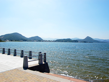 波が静かな久美浜の景色