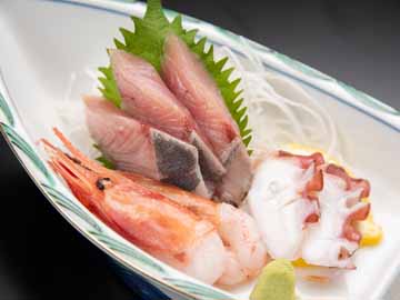 *【夕食一例／刺身】旬の魚と海老、タコなどのお刺身三点盛り！