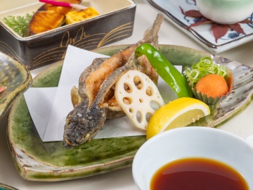 *【里山料理】あまごを丸ごと揚げたから揚げ！さくっと美味しくいただけます