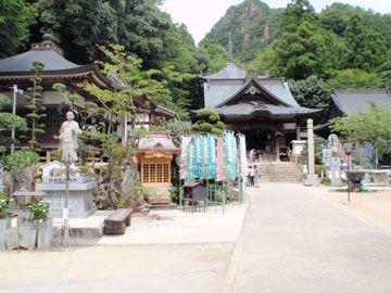 四国巡礼八十八番札所大窪寺。当館より車で約２０分