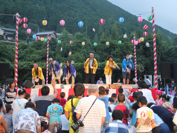 土佐の鳴子踊りやお餅投げ、舞台演芸、くじ引きがあるがよ