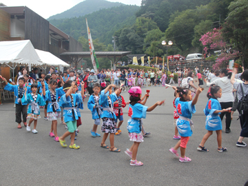 年にいっぺんのお祭り、みんなあで泊まりにきぃや♪