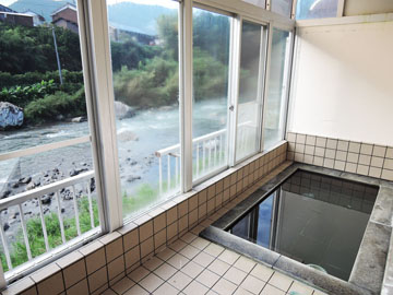 *【男湯浴室からは安田川や馬路の山が眺められる。