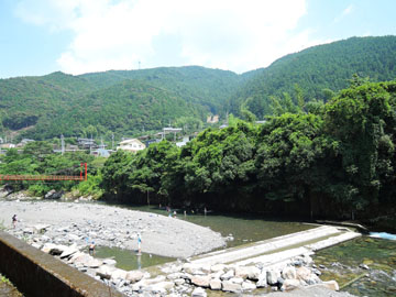 *恵まれた自然の中にある馬路温泉（ロビーやテラスからの景色）