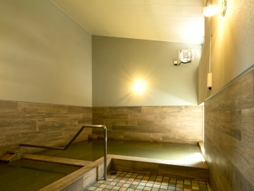 *大浴場一例／このお湯を求めて、アトピーや皮膚疾患に悩む方が多く訪れます。