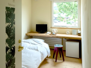 *客室一例/シングルルーム・木の風合いが心地良い、フローリングに和風ベッドスタイルのお部屋です。