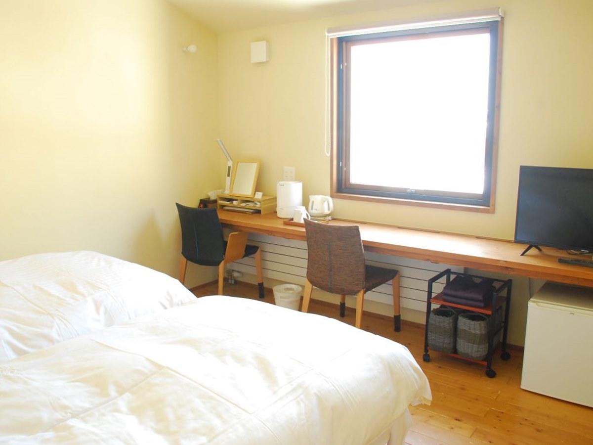 *客室一例/ツインルーム(Bタイプ)/木の風合いが心地良い、フローリングに和風ベッドスタイルのお部屋です。