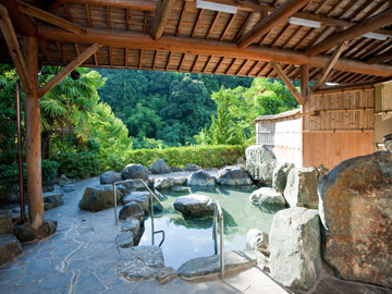 【四季荘】季節毎に景色が変わる、岩造りの露天風呂！