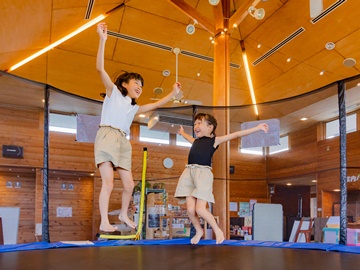 *【クラブハウス】大型トランポリンで跳んだり跳ねたり、子ども達も大はしゃぎ！