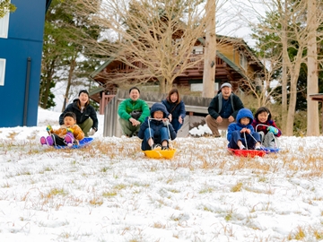 *【過ごし方】敷地内の斜面では雪ゾリも可能です！ソリは貸出ＯＫなので荷物もかさばりません。