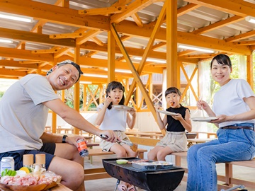*【BBQテラス】テーブルや椅子もあるのでゆっくりお食事できます。グリルレンタルもOK(※事前予約）