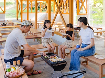 *【BBQテラス】開放的な空間が魅力の屋外BBQ会場。照明もあるので夜でも楽しく過ごせます！