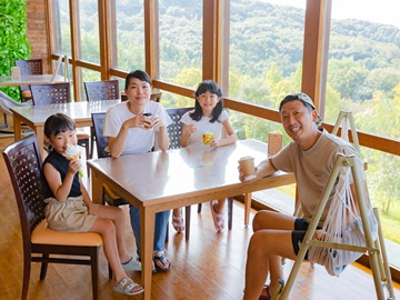 *【クラブハウス】カフェスペースでホッと休憩。こだわりのーヒーや地元で人気のソフトクリーム等勢ぞろい