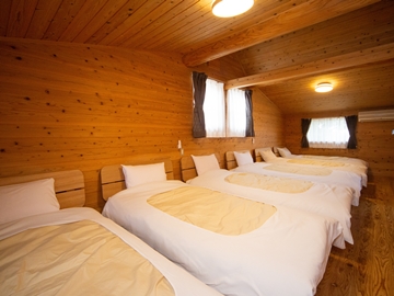【ログハウス】ベッドは6台設置。会話が弾んでなかなか寝られないかもしれません。