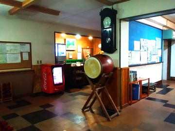 *フロント・ロビー／八丈島の伝統芸能・八丈太鼓。当館は、地元の太鼓グループの練習場になっております。