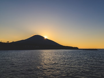 *八丈富士と夕日／美しいサンセットに心が癒されます…。