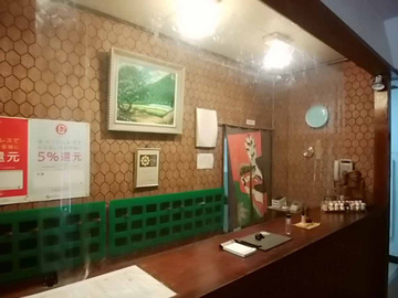 *フロント/飛沫感染予防として透明シートと消毒液を設置しました。