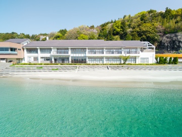 *外観/目の前には青い海！プライベートビーチ「城が浜」が自慢のホテルです。