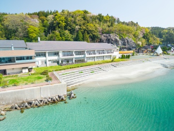 *外観/青く透き通った海、白い砂浜、きらめくサンライズが当館の魅力です。