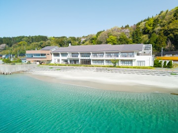 *外観/目の前には、透き通る海と白い砂浜が広がる絶景をお楽しみいただけます。