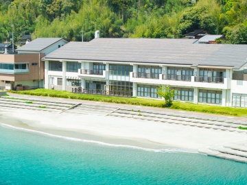 *外観/青く透き通った海、白い砂浜、きらめくサンライズが当館の魅力です。