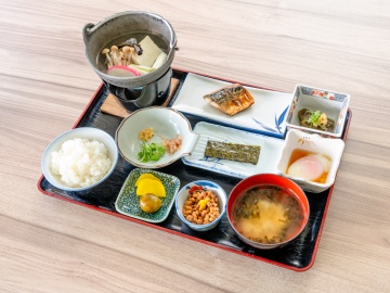 *朝食一例/焼き魚や温かい鍋物を中心とした]純和風の「和定食」をご用意いたします。