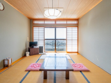 *和室一例/海側(10畳)｜目の前に広がる絶景の海をご堪能ください。