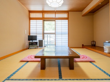 *和室一例/山側(8畳)窓からは豊かな自然を一望できます。
