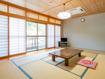 *和室一例/山側(12畳)窓からは豊かな自然を一望できます。