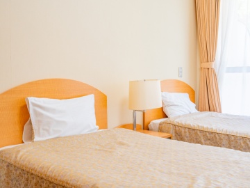 *洋室一例/シンプルながらも使い勝手の良いお部屋。一人旅利用も歓迎！