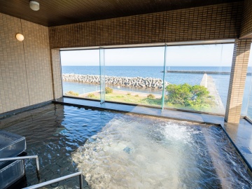 *温泉/当館2階に展望風呂がございます。海を隔てるものがない為、日本海を一望できます。