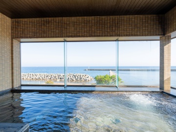 *温泉/どこまでも広がる日本海を一望でき、ゆったりとお寛ぎいただけます。