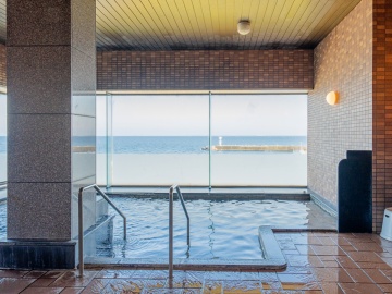 *温泉/どこまでも広がる日本海を一望でき、ゆったりとお寛ぎいただけます。