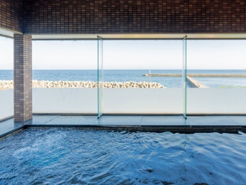 *温泉/海に面した大浴場で、雄大な日本海を眺めながらゆったりとお過ごしください。