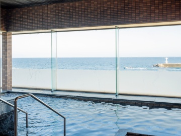 *温泉/海を隔てるものがない為、日本海を一望！佐渡では数少ないサウナもございます。