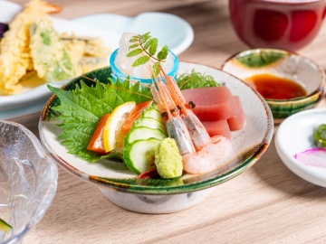 *夕食一例／日本海といえば新鮮なお刺身！赤泊港直送の新鮮な海の幸をご堪能いただけます。