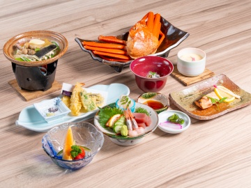 *夕食一例/地元で獲れた魚介や野菜を使用しているため、季節により食べられる料理もさまざまです。